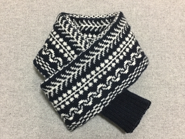 やっと完成！「I PLAY KNIT.」編み込み柄マフラーKUSARI♪ - 猫と布山登山