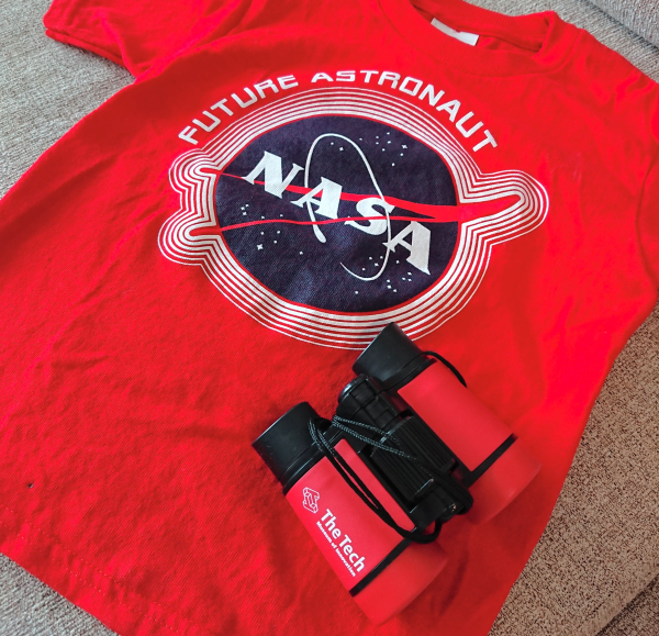 NASAのロゴの入ったTシャツとロゴの入った双眼鏡