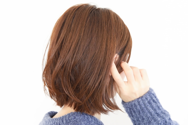 茶髪ボブの後ろ姿