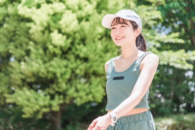 公園でウォーキングする女性