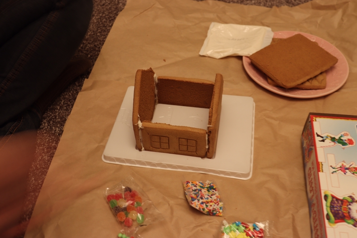 AnnArborでGingerbread Houseを竣工、のちに解体 - 海外旅行も行った