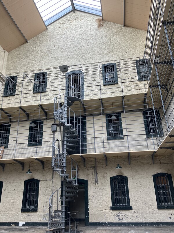 三階建ての独房の入り口が並ぶ壁