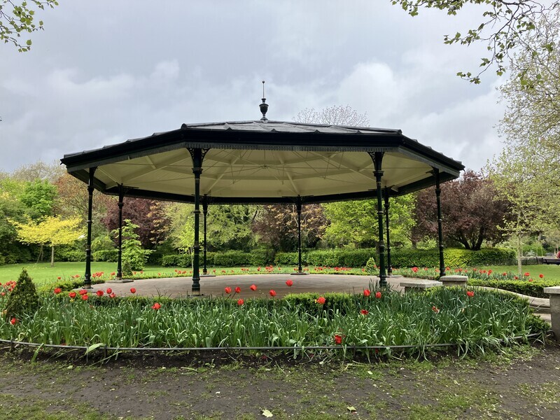 緑の公園にあるあずまや