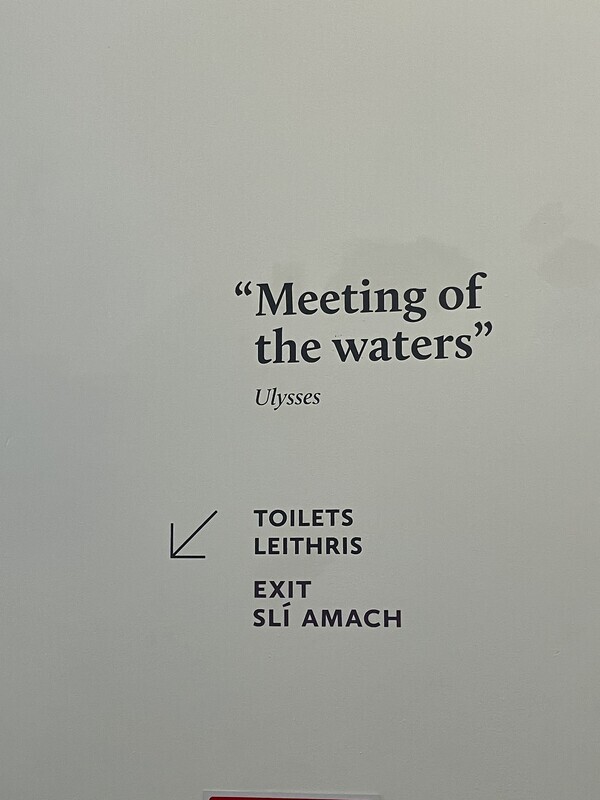 『ユリシーズ』の"Meeting of the water"という引用の下にトイレの案内