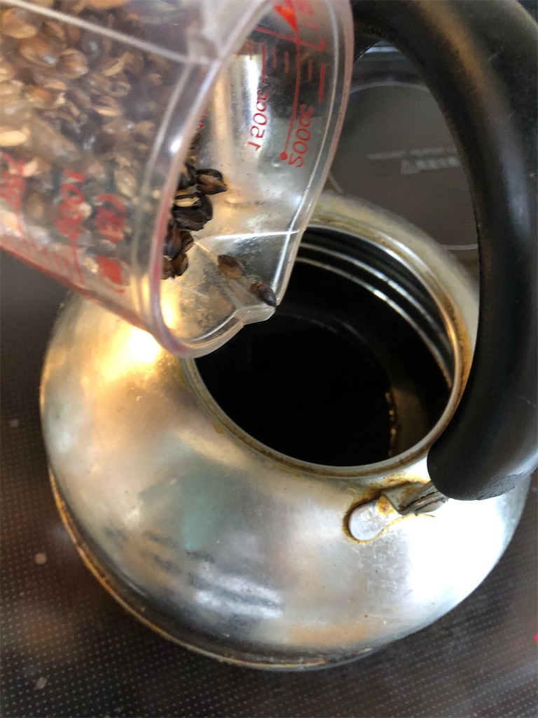 1Lのお湯に麦を投入