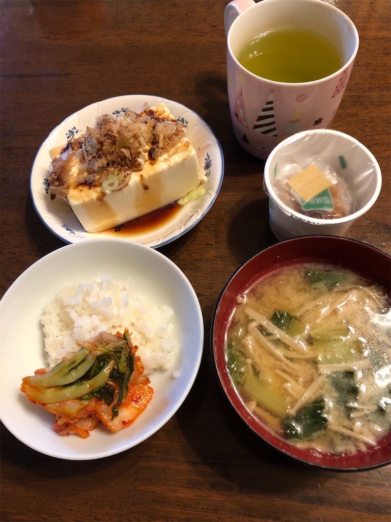 朝ご飯、冷や奴と納豆、味噌汁、緑茶