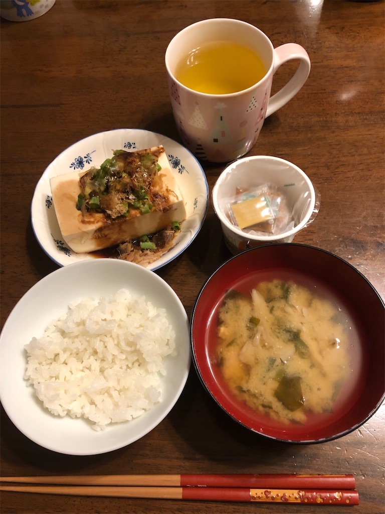 ごはん、味噌汁、納豆、冷や奴、緑茶