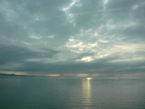 早朝の海。