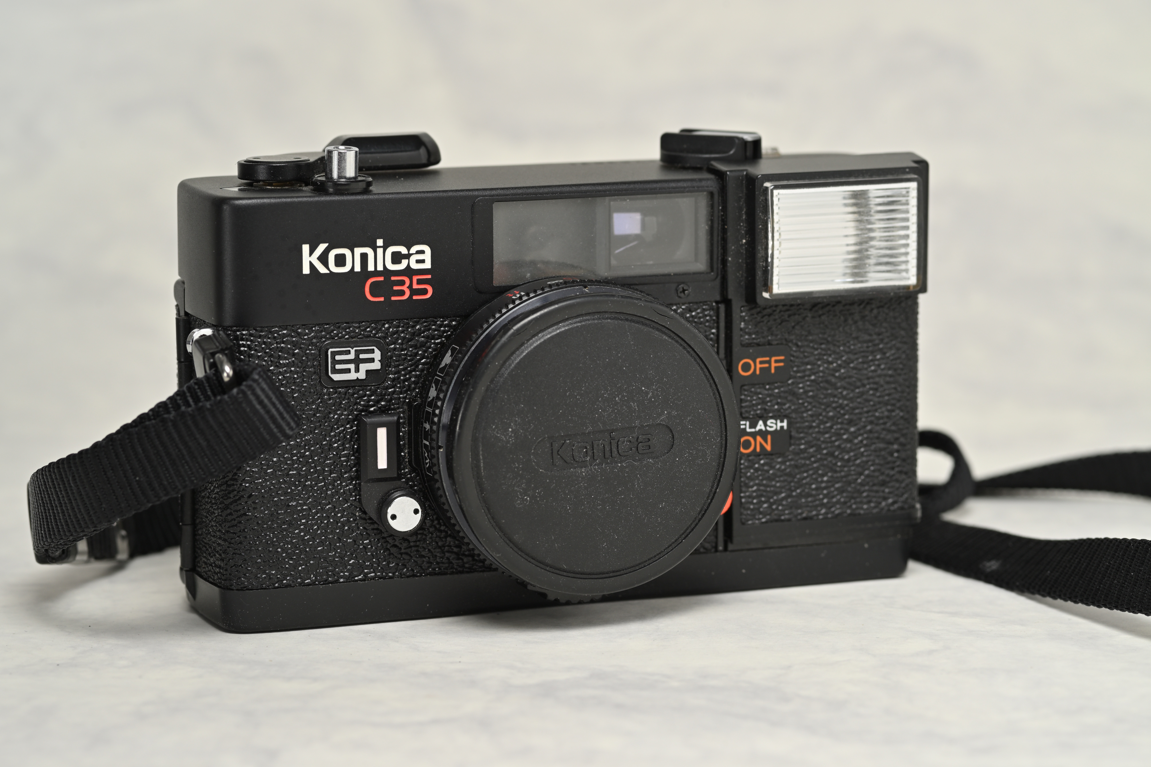 【超美品完動品】 konica c35 ef フィルムカメラ　電池付き 中古】【保証付 】 コニカ KONICA C35 EF S/N 164685（ケース