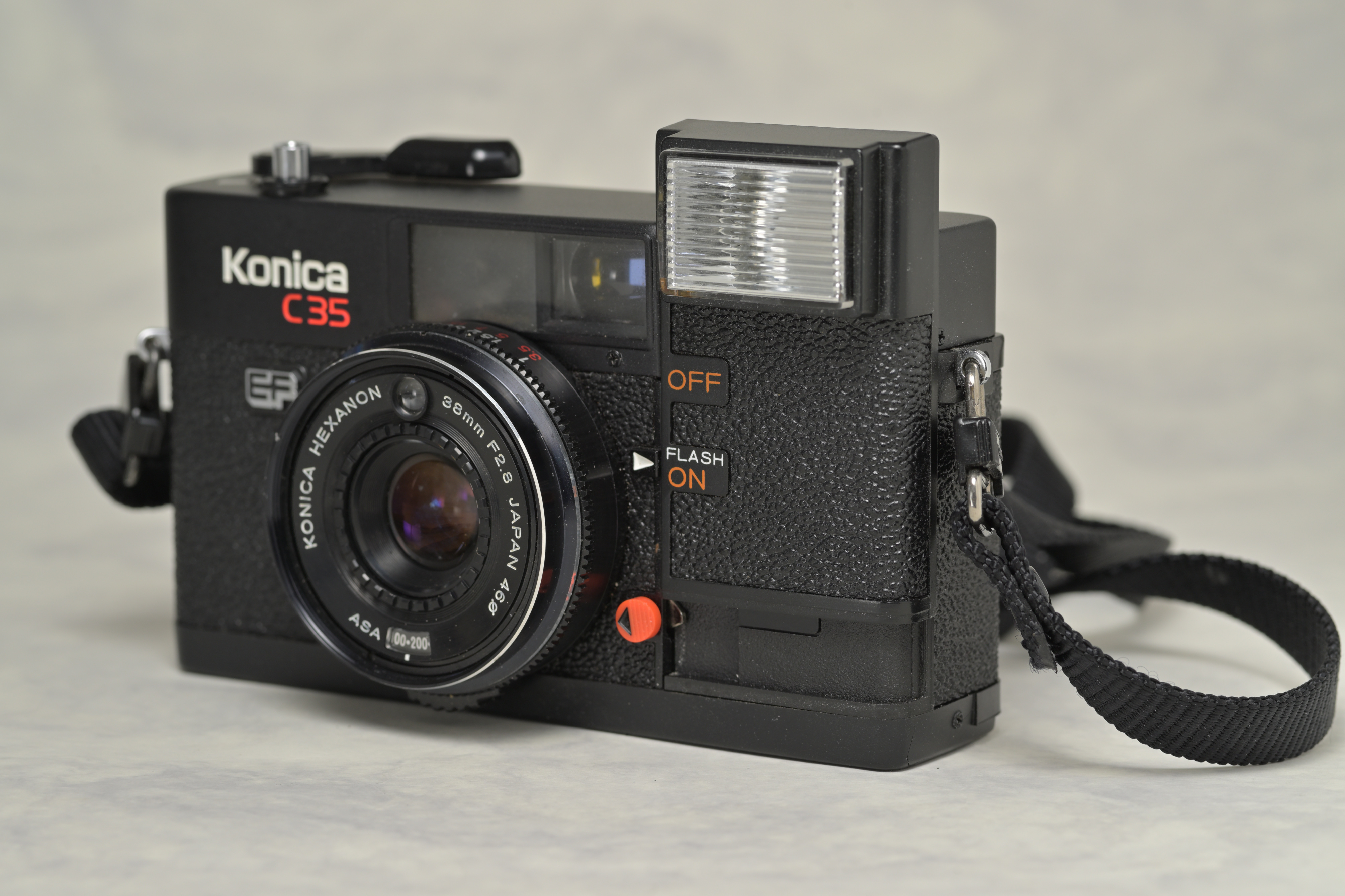 祖父の遺品であり初めてのフィルムカメラでもある、KONICA C35