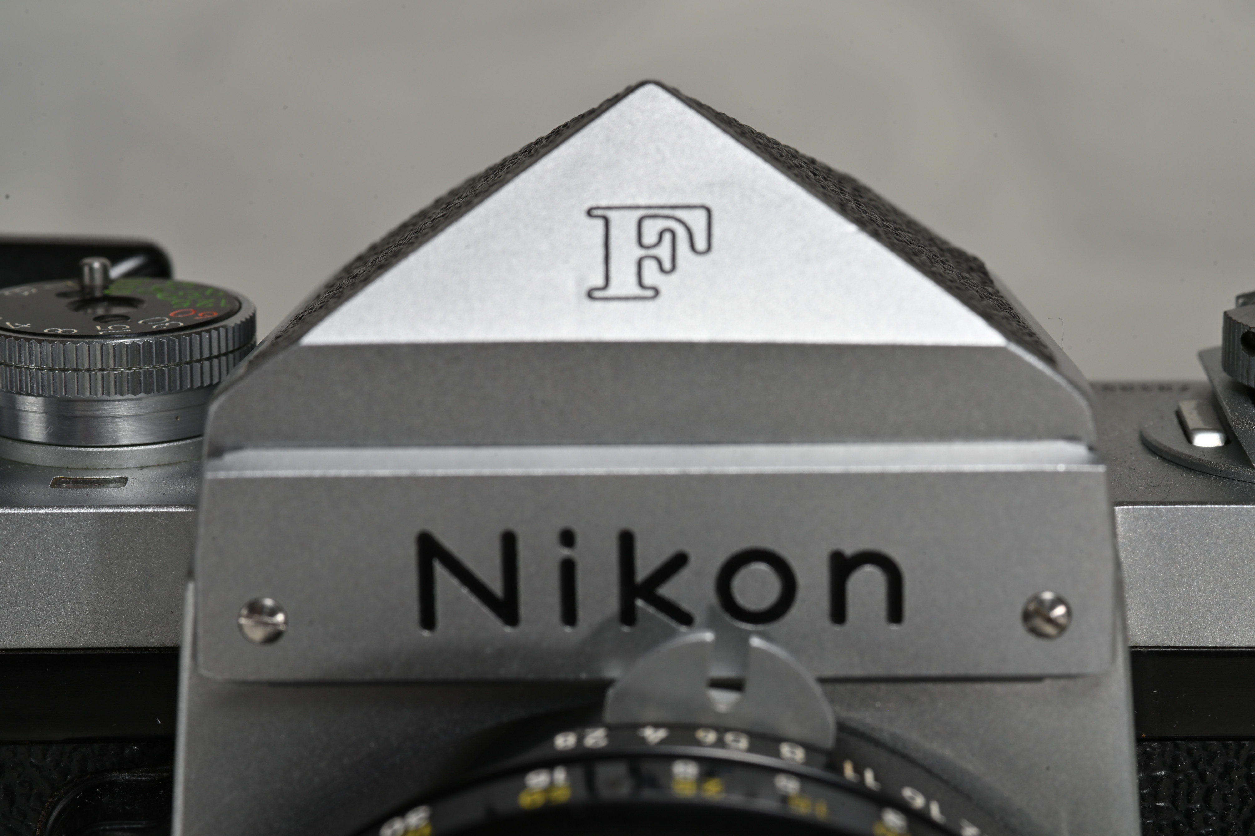 ニコン一眼レフの始祖と変わり種レンズのコンビ。 Nikon F & GN Auto
