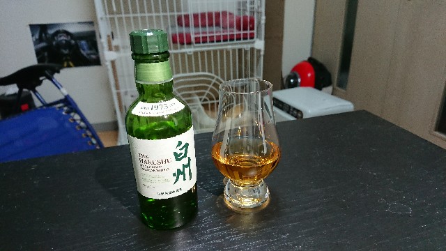 2020年に実飲した白州180mlのボトルとグラス