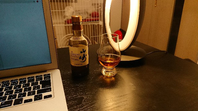 山崎180mlとグラス・2020年の実飲写真