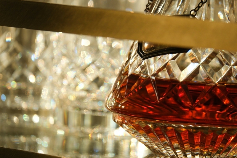 琥珀色の酒が入ったヴィンテージ感のあるクリスタルデキャンタ 琥珀色の酒が入ったヴィンテージ感のあるクリスタルデキャンタ