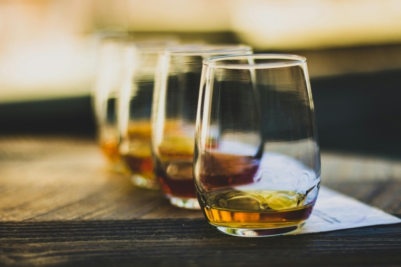 複数のウイスキーを飲み比べるイメージ
