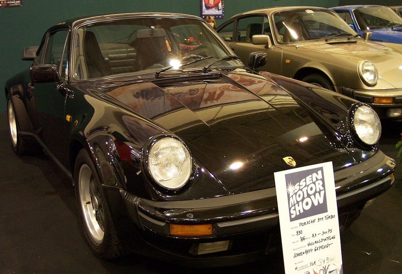 ポルシェ930ターボの実車。作品のブラックバードとは仕様が異なります