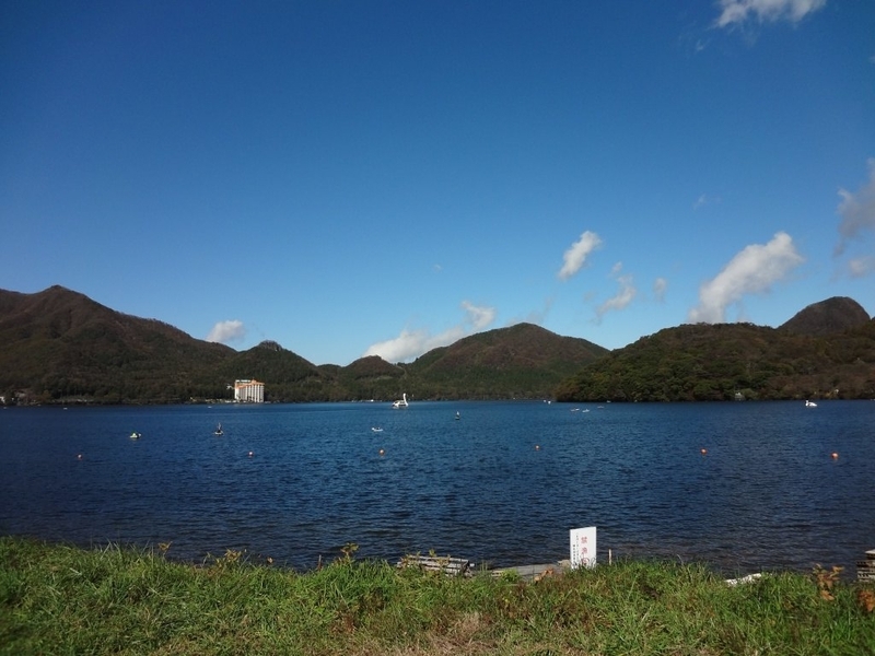 榛名湖と山々