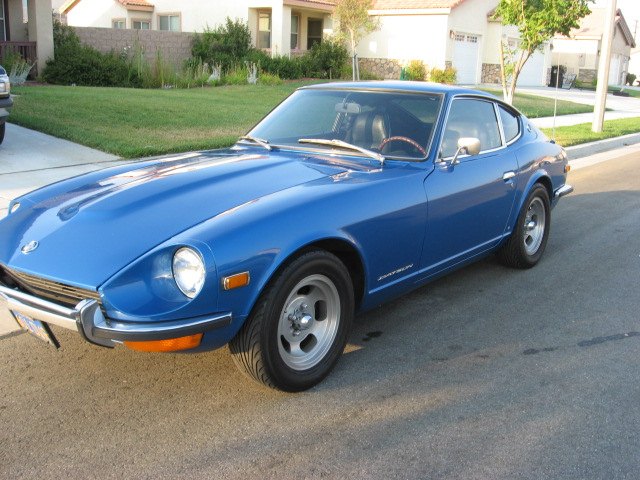 青いダットサン240Z(S30系)。写真は実車の形を見るためのもので、作中の悪魔のZとは異なります