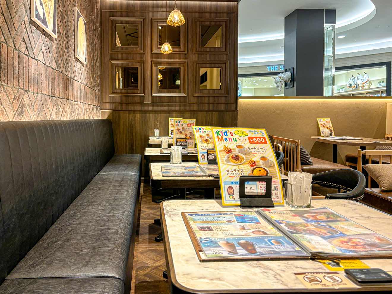 ドトール珈琲店 レイクタウンmori店の高級感あふれるインテリアの画像です