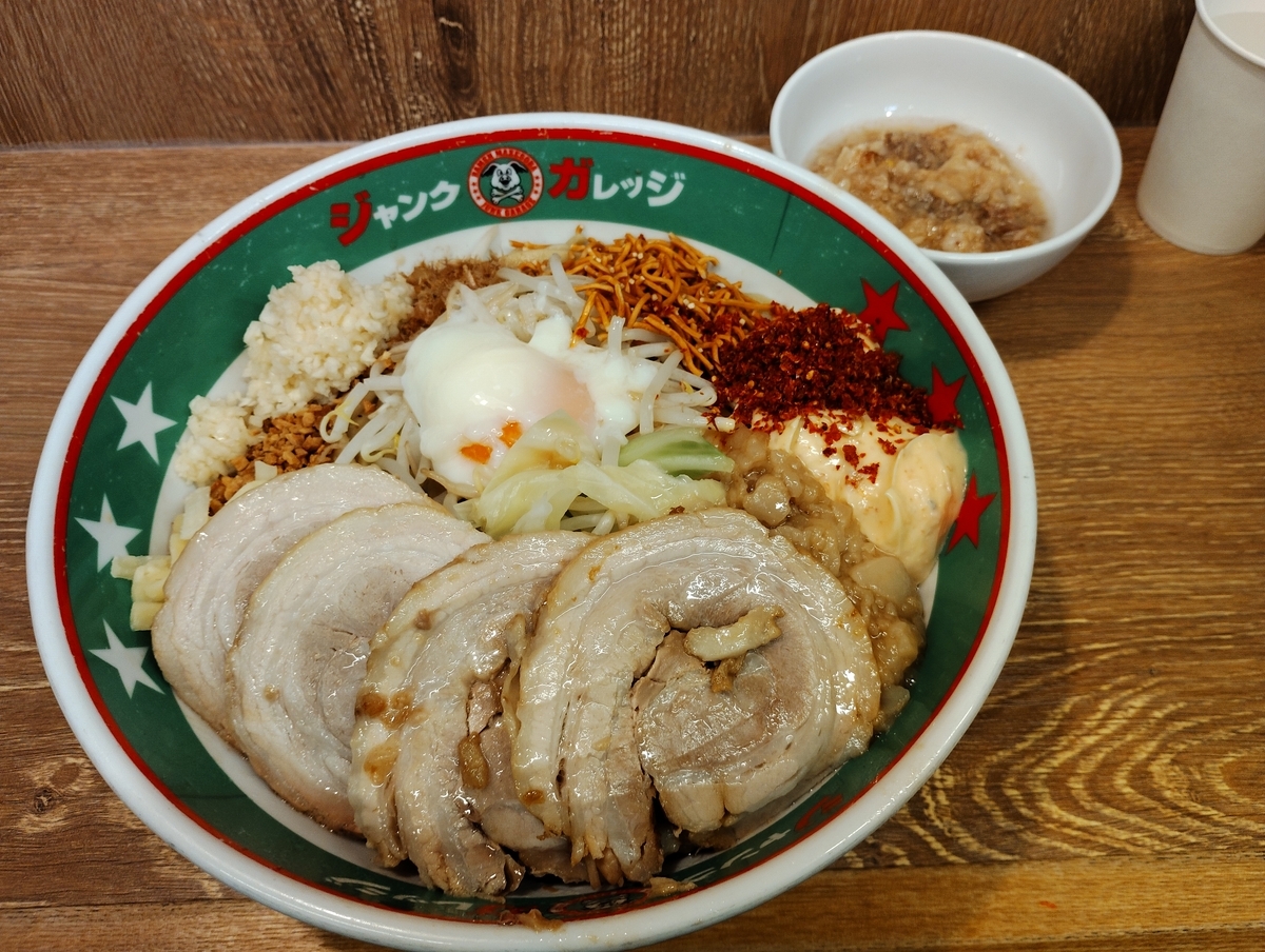 ジャンクガレッジ】クセになる美味さ!埼玉ローカルチェーンの元祖まぜそば - ラーメンとダイエット