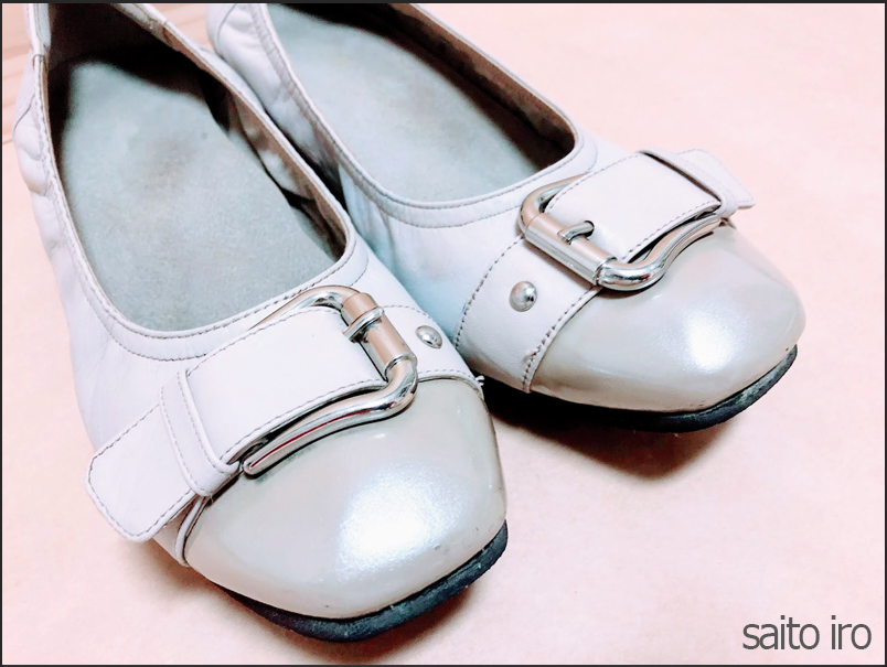 断捨離するパンプスのアップ