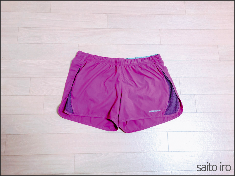 紫色のパタゴニアのパンツ