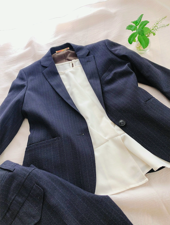 インナーは丸首カットソー