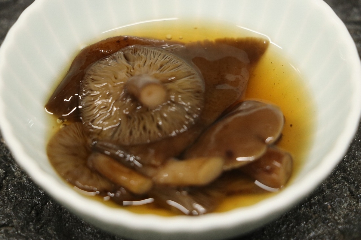 ナラタケ(さもだし)10本 天然きのこ（サモダシ-ナラタケ-)｜「寿恵盛屋」～SUEMORIYA