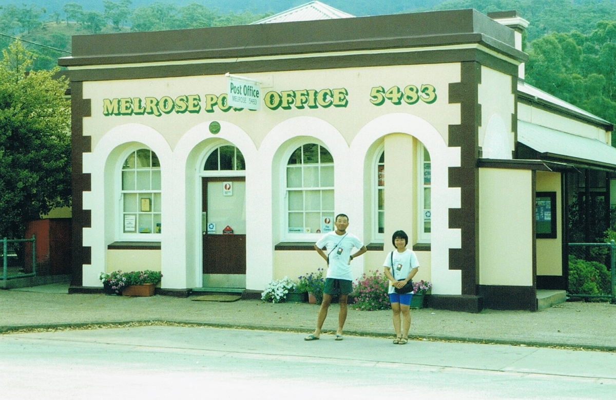 Melrose Post-officeの前で