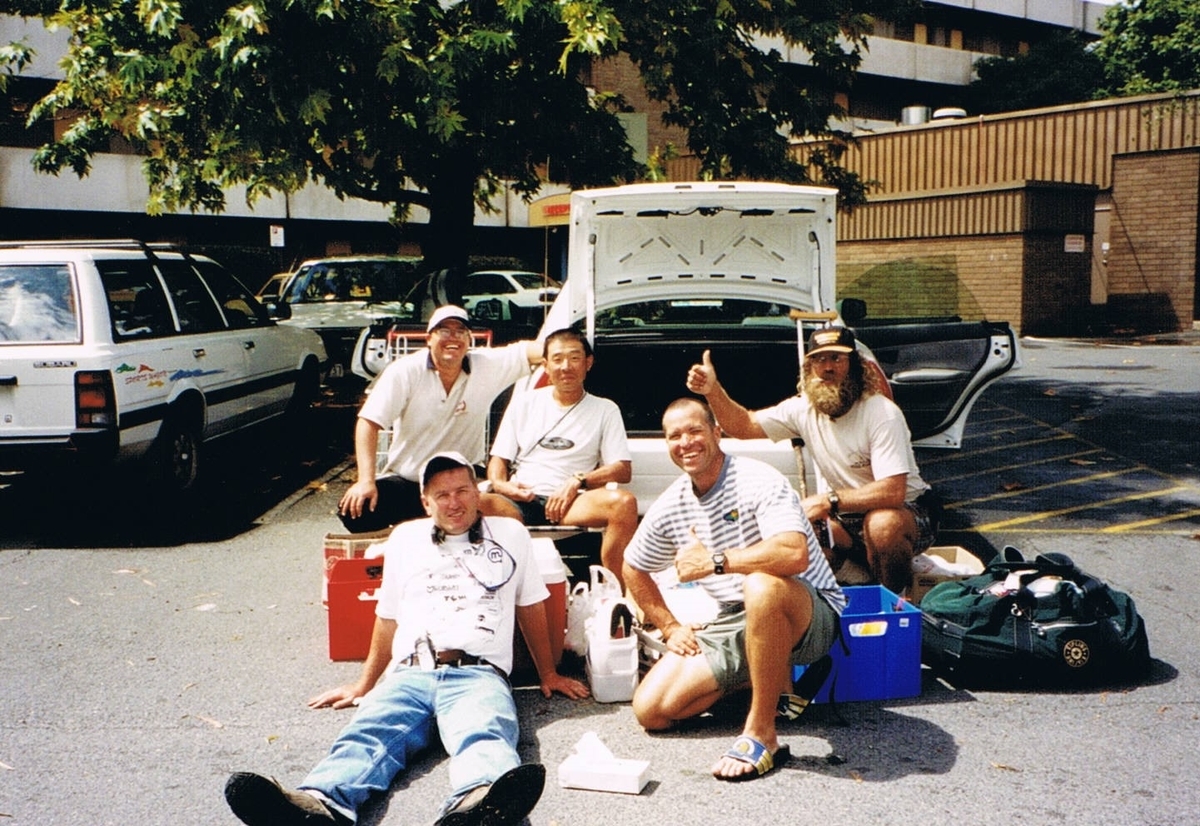 レース後の荷物整理中、集まってきた仲間たちと