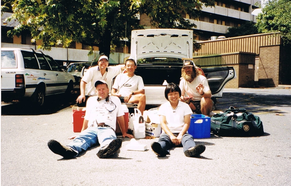 レース後の荷物整理中、集まってきた仲間たちと-2