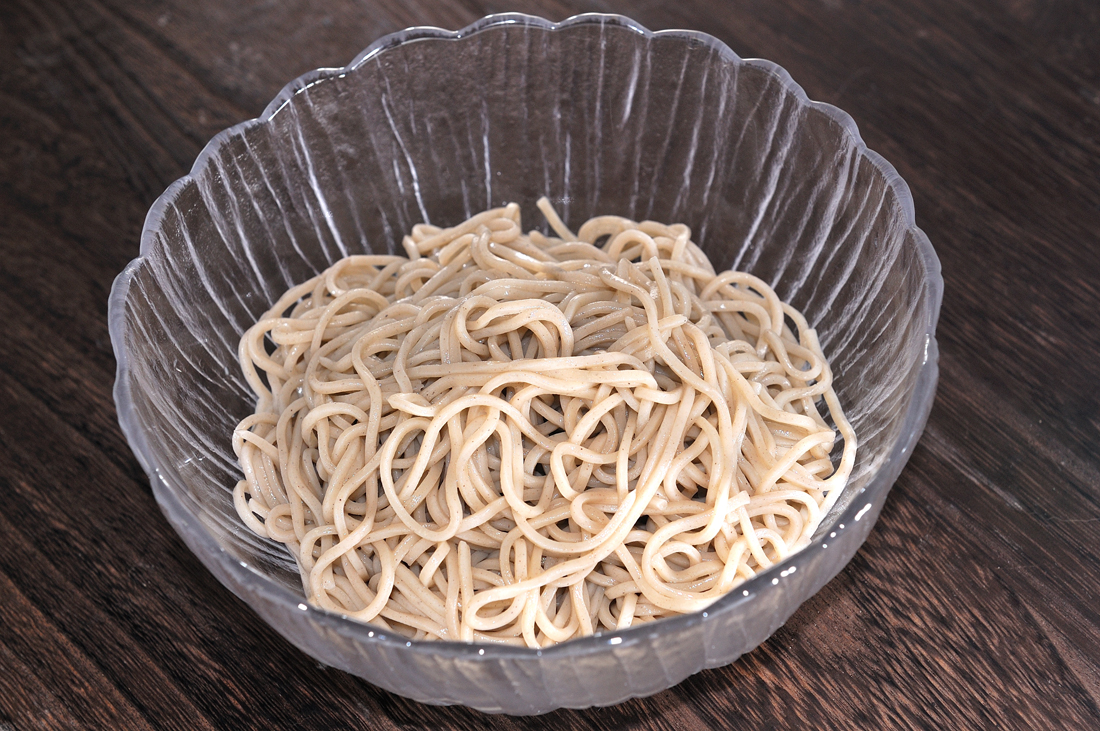 水でほぐすだけのそばの 食感と喉越し を一瞬で底上げする方法 ツナのピリ辛ぶっかけそば 魚屋三代目 メシ通 ホットペッパーグルメ