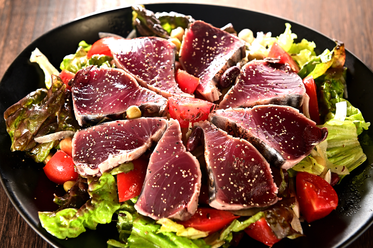 クミンとチリパウダーで かつおのたたき に未知のアクセントとコクが出た 魚屋三代目の かつおのたたきのメキシカンサラダ メシ通 ホットペッパーグルメ