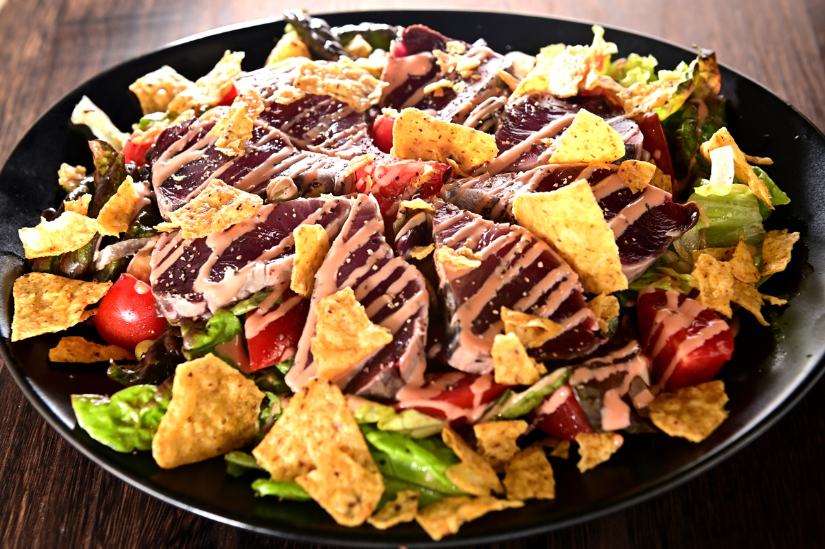 クミンとチリパウダーで かつおのたたき に未知のアクセントとコクが出た 魚屋三代目の かつおのたたきのメキシカンサラダ メシ通 ホットペッパーグルメ