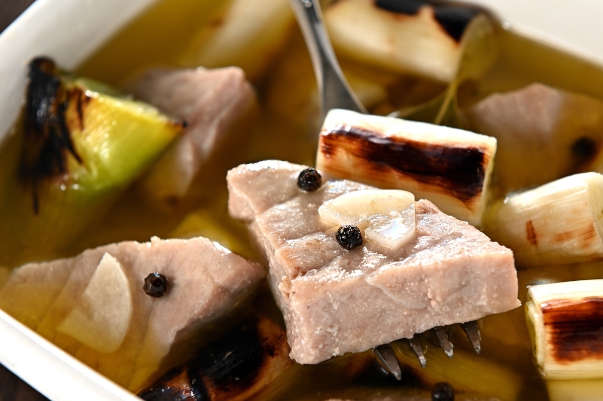 筋が多いまぐろは オイル煮 に まぐろの筋は熱を加えると溶けて甘味も出るんです 魚屋三代目 メシ通 ホットペッパーグルメ 筋が多いまぐろは オイル煮 に まぐろの筋は熱を加えると溶けて甘味も出るんです 魚屋三代目 メシ通 ホットペッパーグルメ