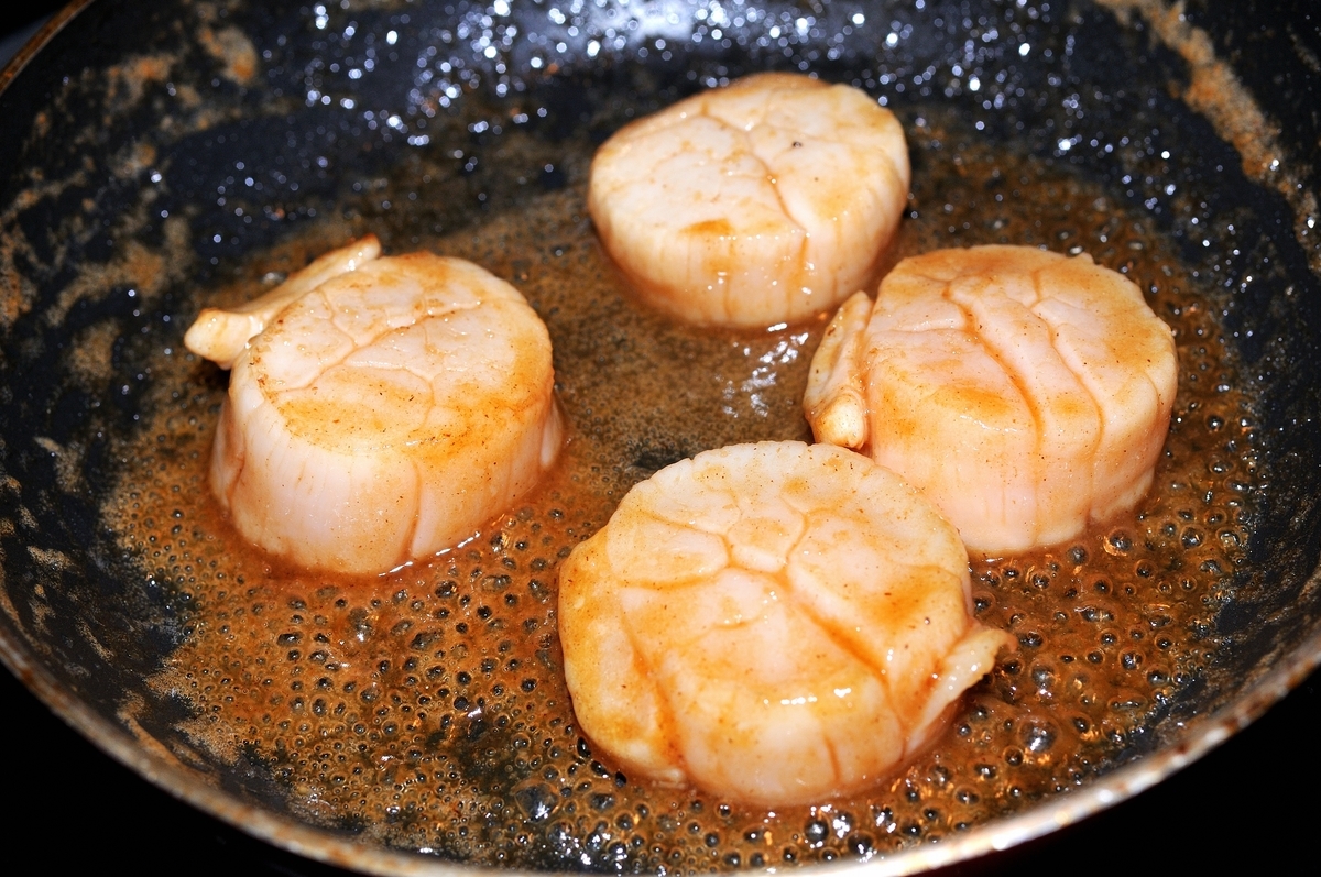 ホタテ刺身をサッと焼いて甘みマシマシに。みそバタも絡めて白飯が 
