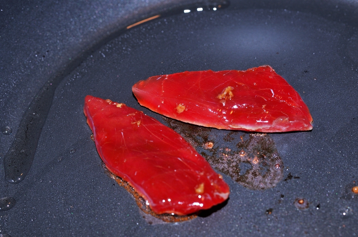 マグロの赤身をフライパンでサッと 炙り風しょうが焼き丼 濃いめのたれがご飯を誘いすぎる 魚屋三代目 メシ通 ホットペッパーグルメ
