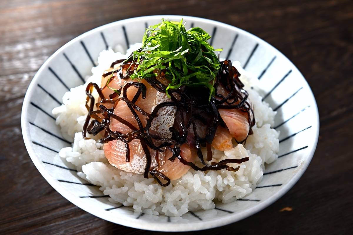 ブリ刺身が塩昆布でねっとりウマい 塩昆布締め丼 の作り方 魚屋三代目 メシ通 ホットペッパーグルメ