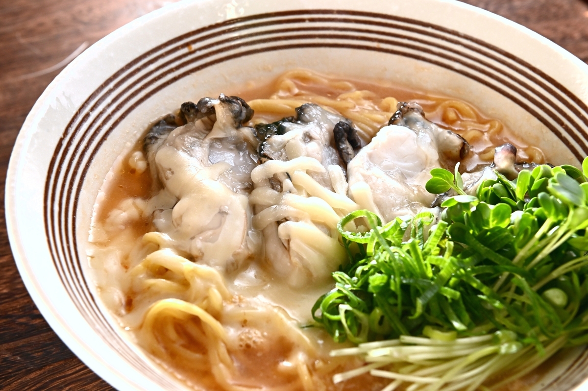 老舗魚屋主人が即席ラーメンで本気を出した「プリプリ牡蠣のみそチーズラーメン」のレシピ【魚屋三代目】