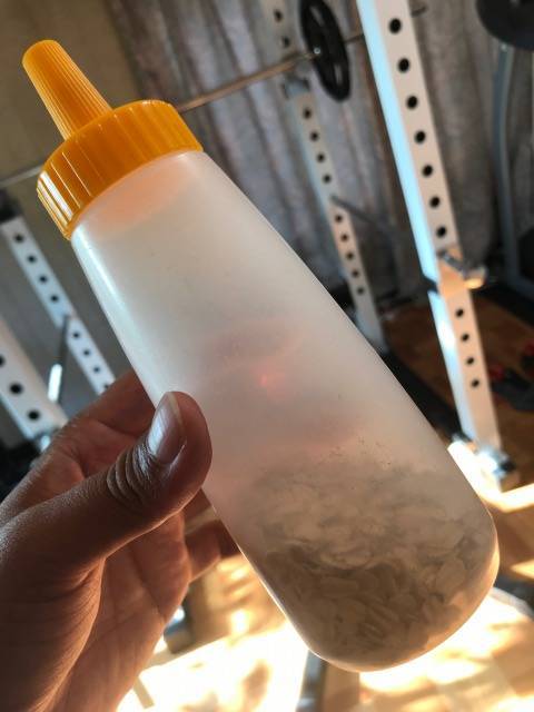 f:id:sakato0927:20190612163737j:plain オートミール入りキャップ付きディスペンサー