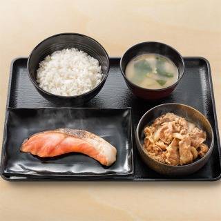 f:id:sakato0927:20190625103320j:plain 牛鮭定食ご飯大盛り