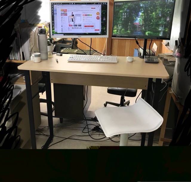 f:id:sakato0927:20190814121733j:plain 会社のスタンディングデスク
