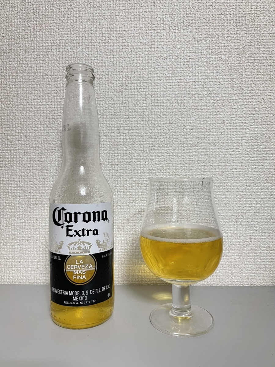 コロナビールをグラスに注いだ画像