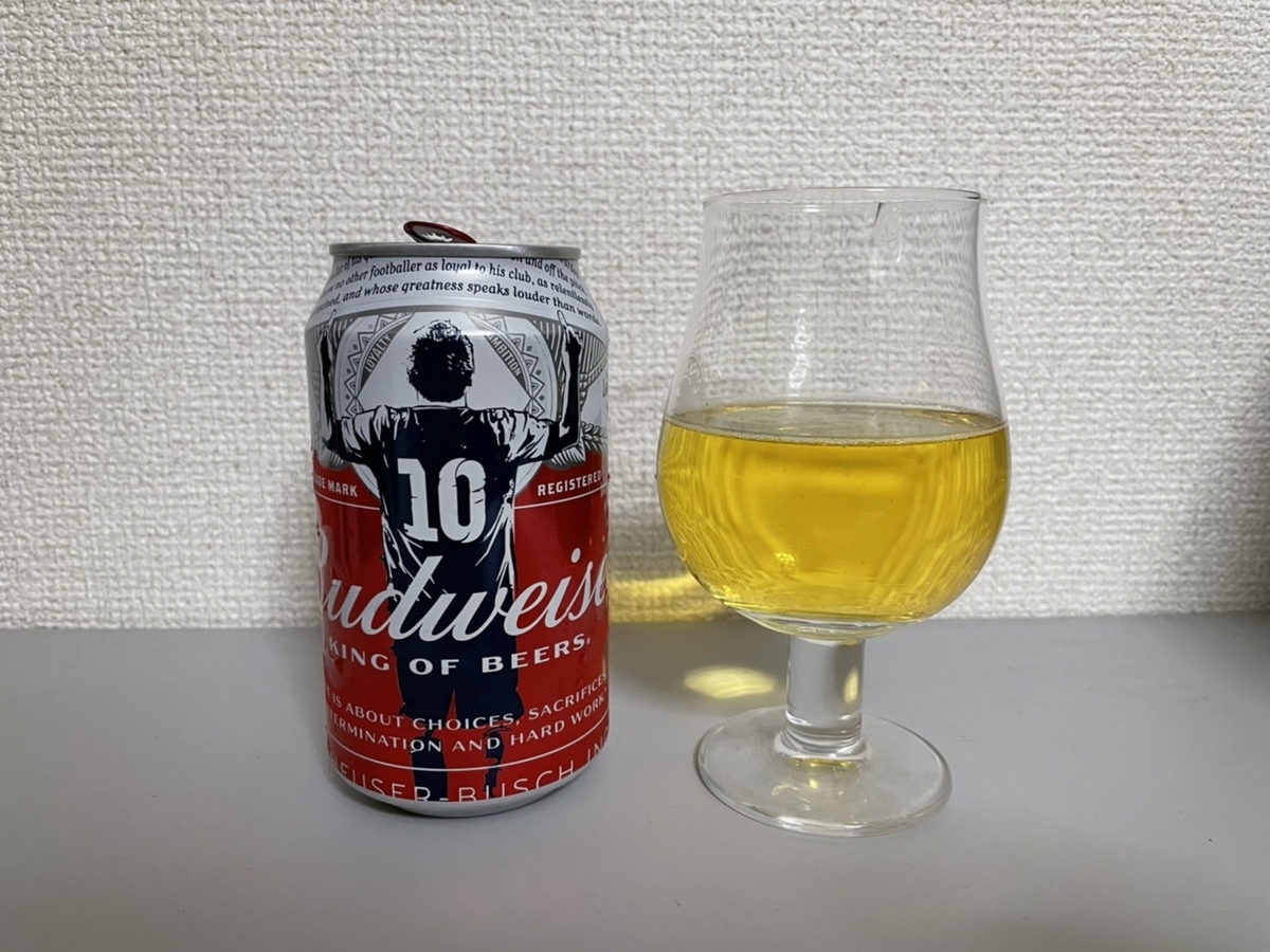 バドワイザーをグラスに注いだ画像