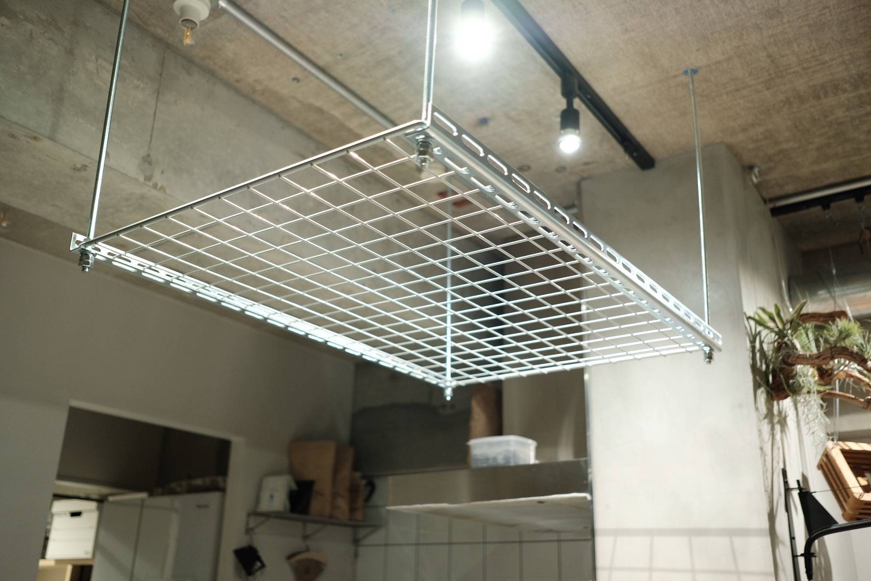 天井吊りのメタルラックを1万円弱でDIY - ダイナミック気晴らし