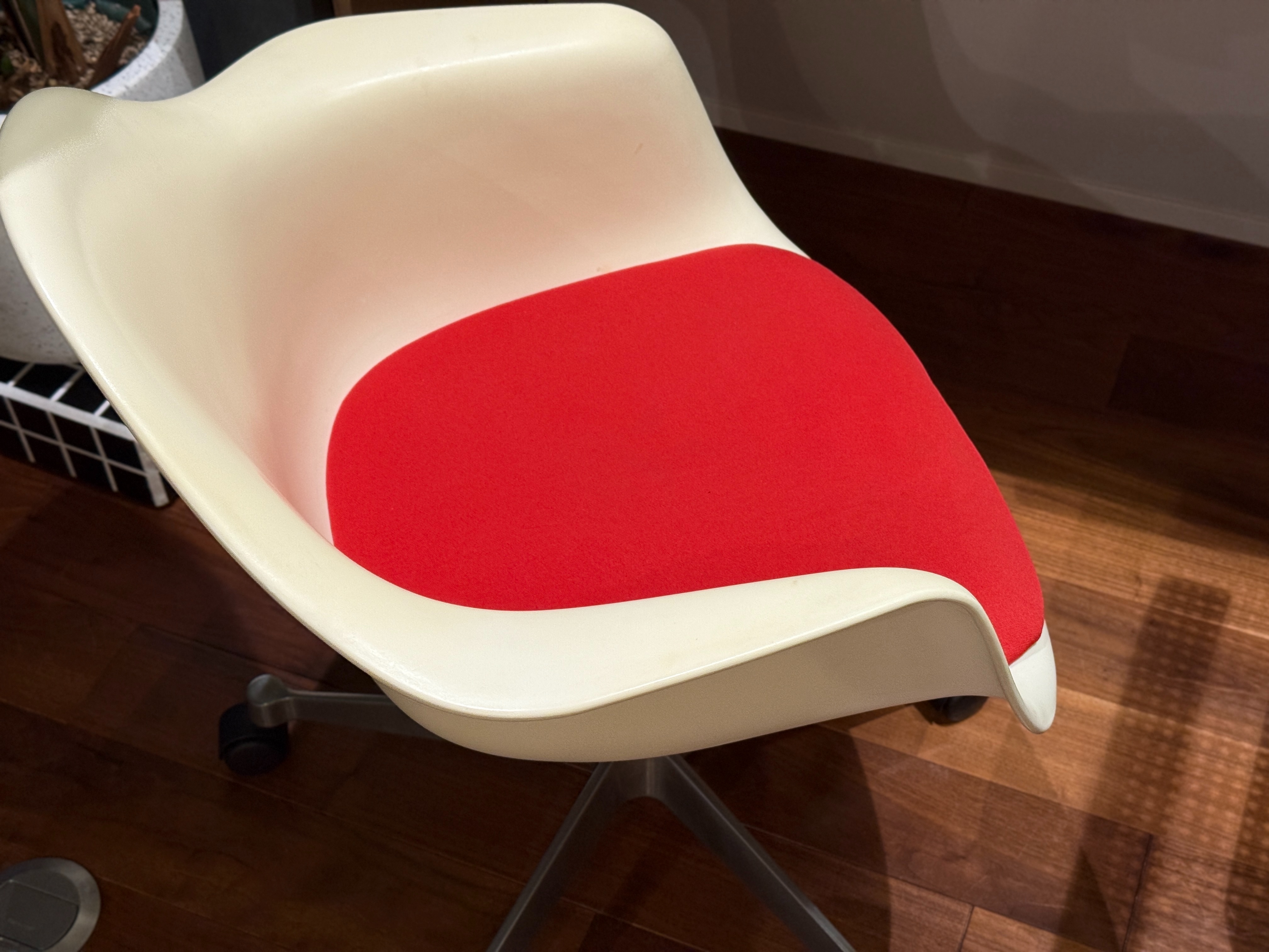 Vitra イームズ アームシェルチェア８ キャスターベース 昇降機能付き 1IMG_4130.jpg?v=1651222126
