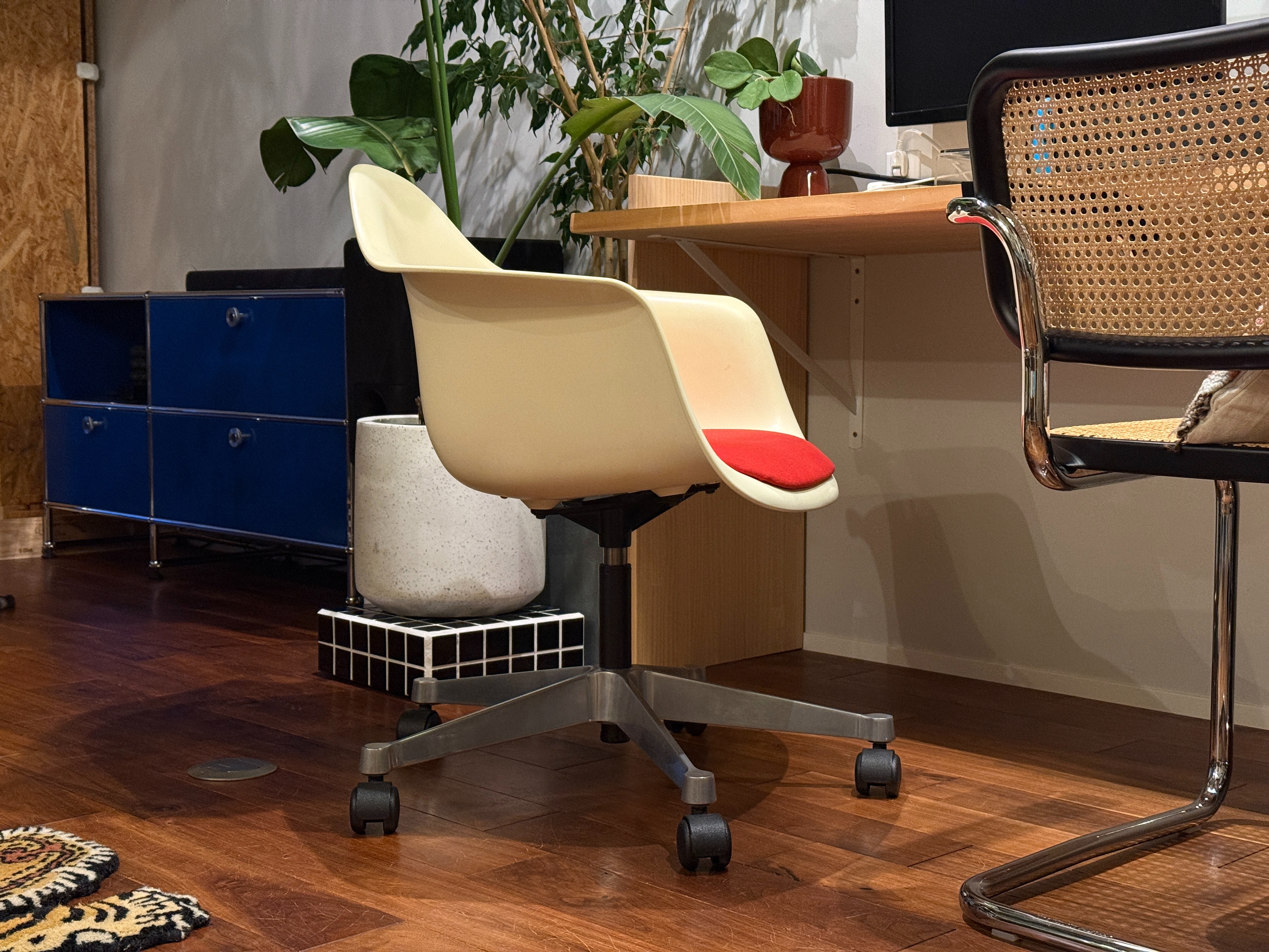 Vitra イームズ アームシェルチェア８ キャスターベース 昇降機能付き 1IMG_4130.jpg?v=1651222126