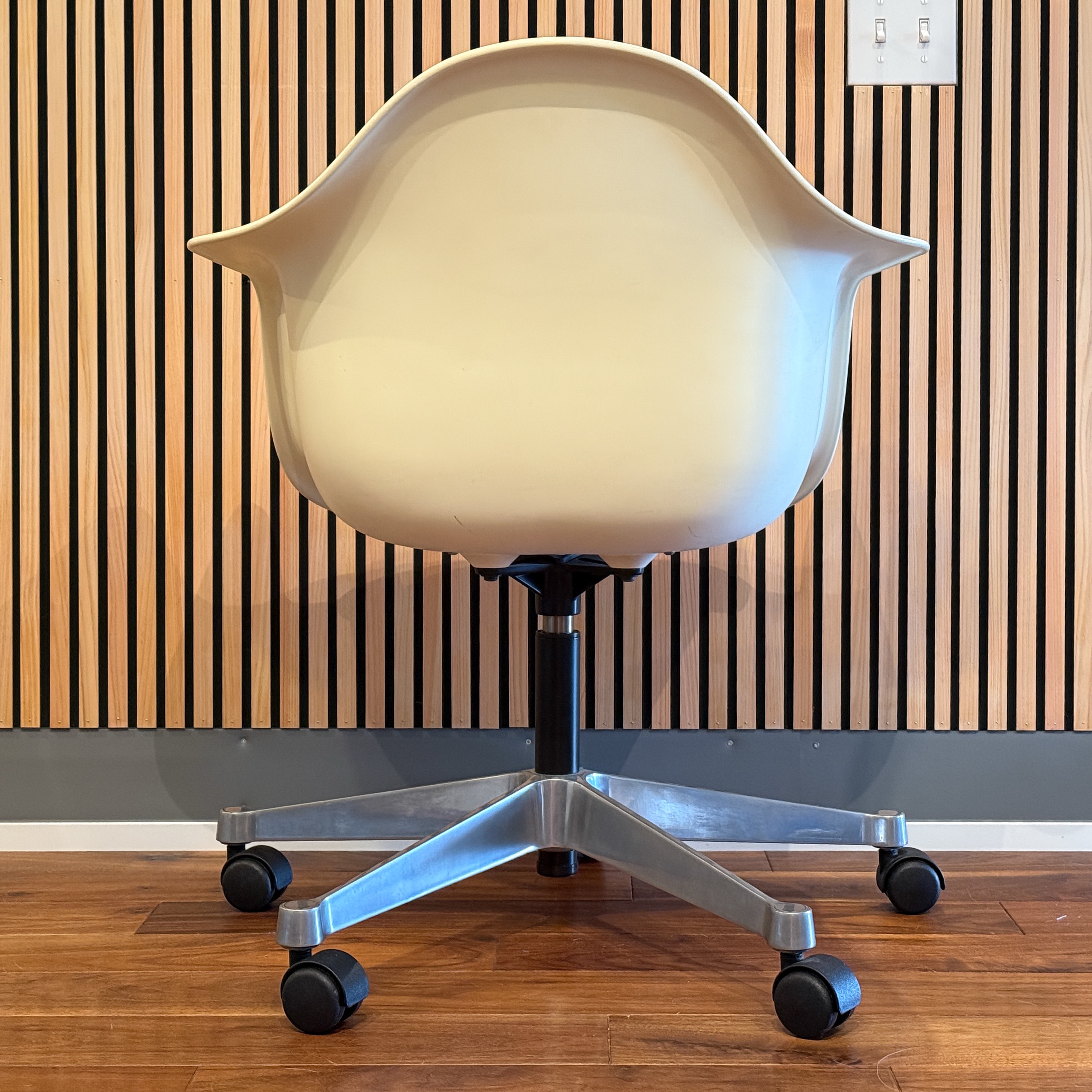 Vitra イームズ アームシェルチェア８ キャスターベース 昇降機能付き 1IMG_4130.jpg?v=1651222126
