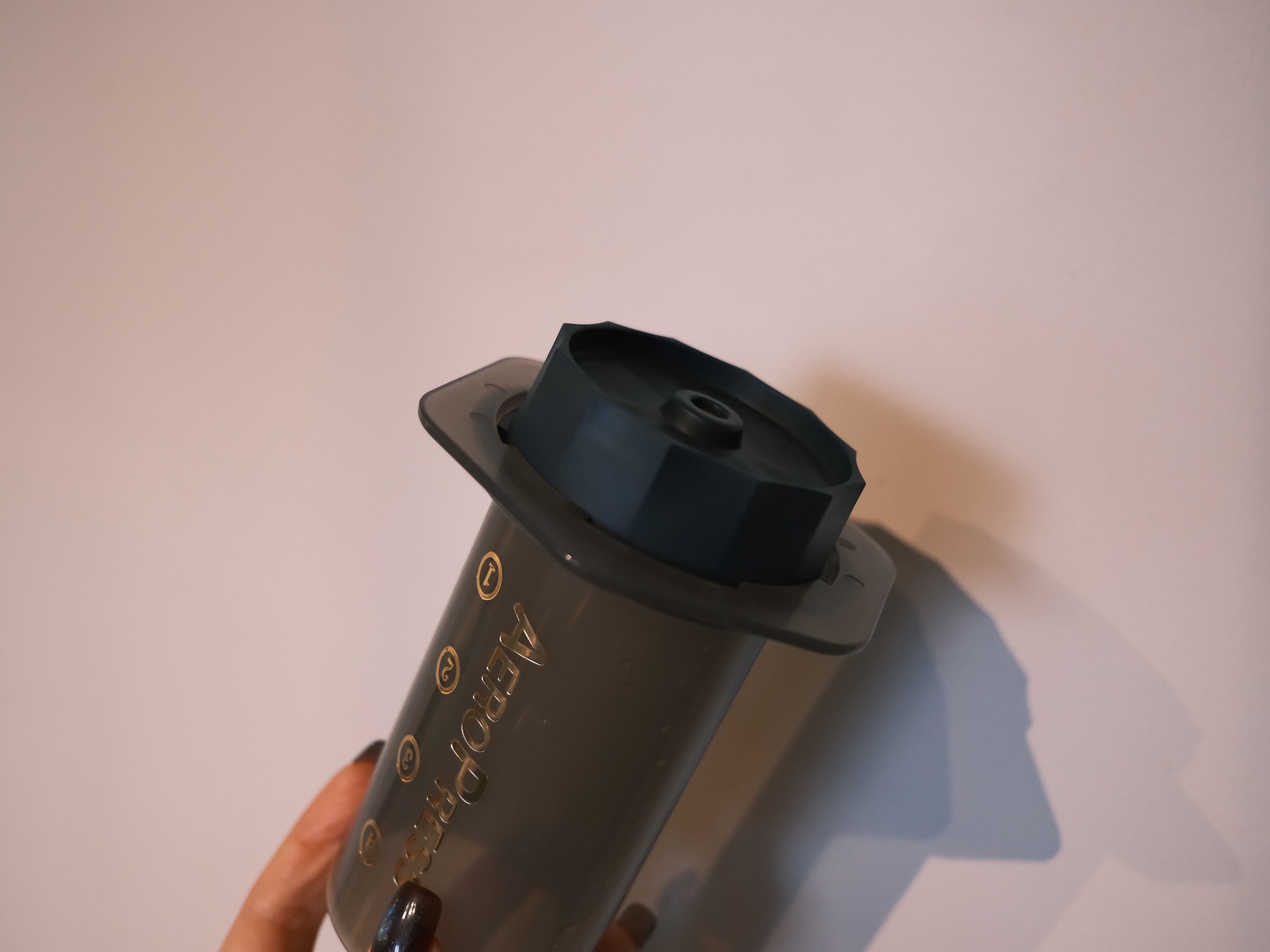 エアロプレスでエスプレッソ風の濃縮コーヒーを抽出できる「FELLOW 