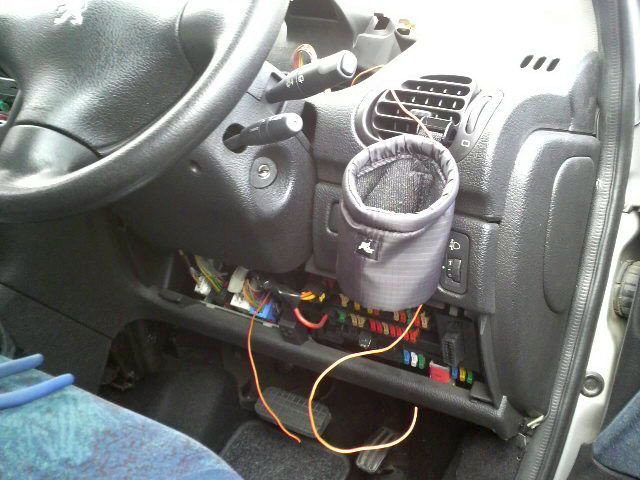 101014プジョー206の車速信号配線